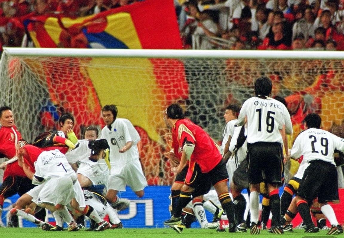 2002世界杯韩德半决赛：激情对决，足球史上的经典战役(图2)